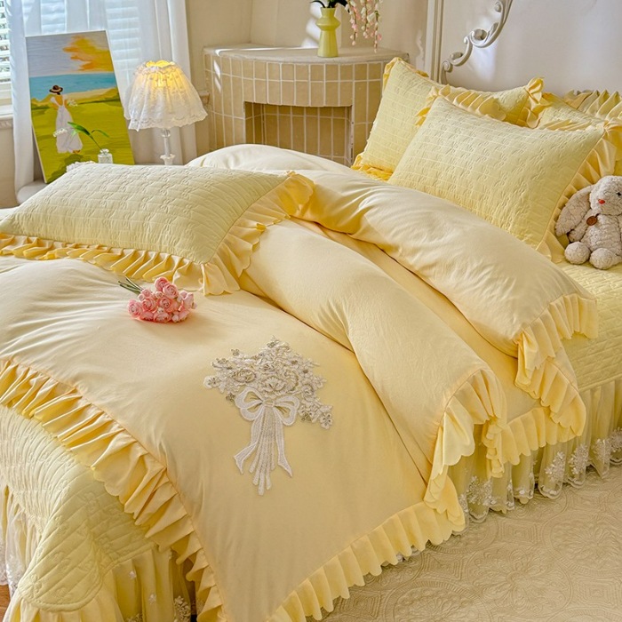 91家纺网 家纺一手货源 找家纺 漫布云家纺2025春夏新品韩版甜美公主风超柔水洗棉床盖四件套刺绣针织棉双层纱纯棉棉麻全棉少女心夹棉床裙款夏被款床盖  花夕-嫩黄 