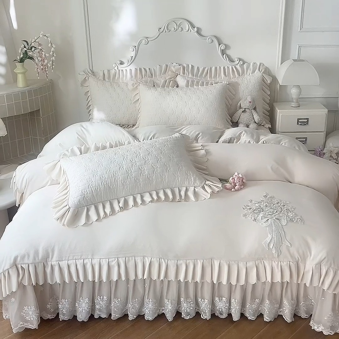 91家纺网 家纺一手货源 找家纺 漫布云家纺2025春夏新品韩版甜美公主风超柔水洗棉床盖四件套刺绣针织棉双层纱纯棉棉麻全棉少女心夹棉床裙款夏被款床盖 花夕—奶油白