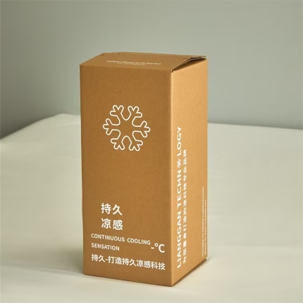 91家纺网 家纺一手货源 找家纺 （总）头等舱  2025新款水光缎冰肌锦氨A类55植物大豆7A抗菌夏被配包装模特图