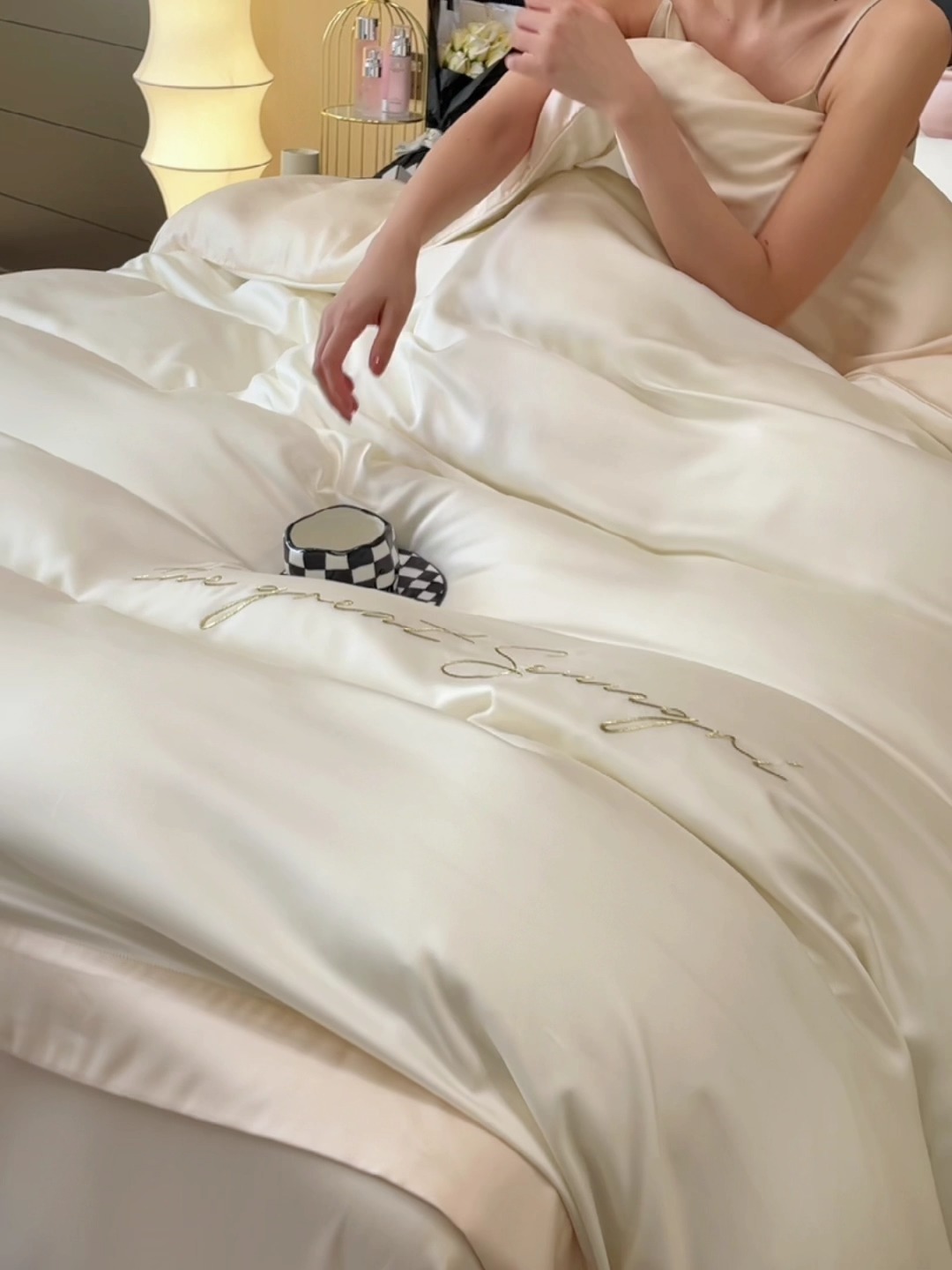 91家纺网 家纺一手货源 找家纺 春夏新品超细旦冷凝刺绣四件套100%莱赛尔高档礼盒装 白金-缦悦-超细旦