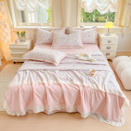 91家纺网 家纺一手货源 找家纺 （总）【苏东来】2025小清新韩版印花蕾丝花边皱皱棉工艺款拼接单夏被四件套韩式赫本碎花荷叶边夏凉被子空调被双人春秋被可水洗