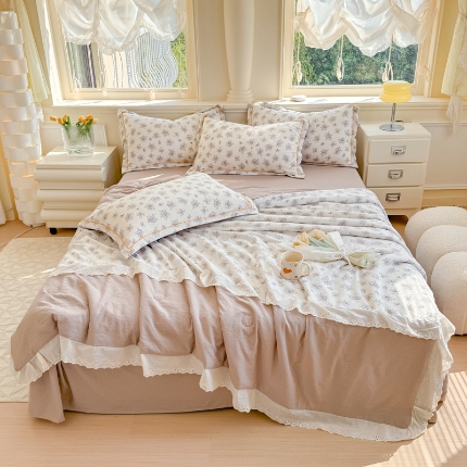 91家纺网 家纺一手货源 找家纺 （总）【苏东来】2025小清新韩版印花蕾丝花边皱皱棉工艺款拼接单夏被四件套韩式赫本碎花荷叶边夏凉被子空调被双人春秋被可水洗