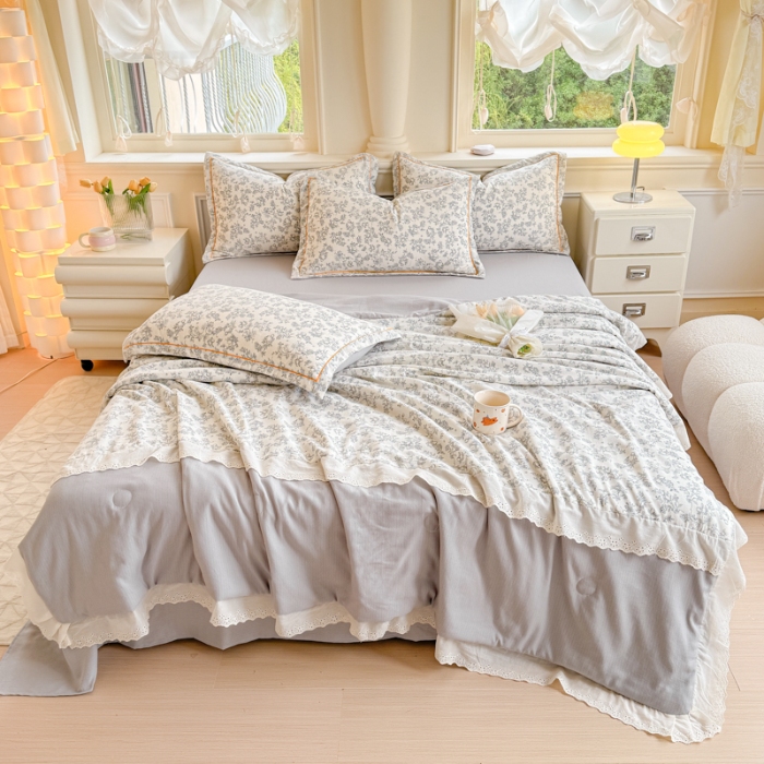 91家纺网 家纺一手货源 找家纺 （总）【苏东来】2025小清新韩版印花蕾丝花边皱皱棉工艺款拼接单夏被四件套韩式赫本碎花荷叶边夏凉被子空调被双人春秋被可水洗