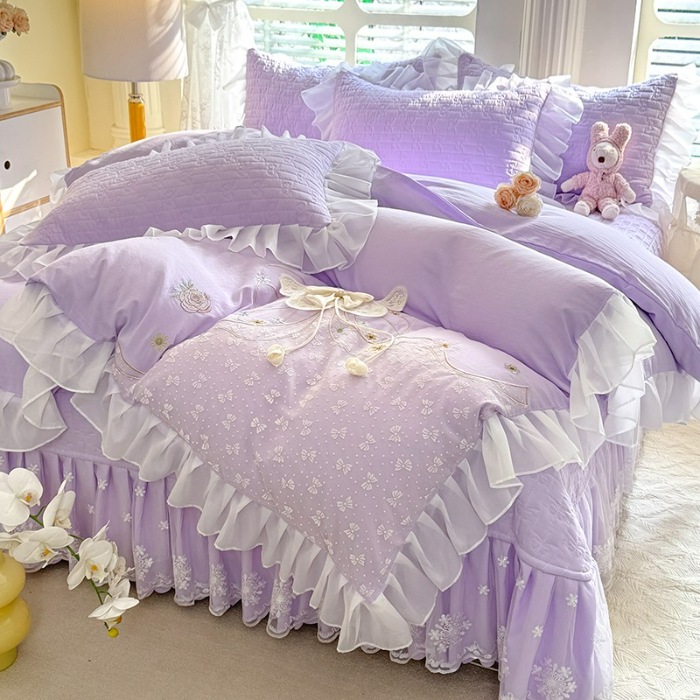 91家纺网 家纺一手货源 找家纺 苏米娜家纺2025春夏新品韩版甜美公主风全棉双层纱水洗棉床盖四件套刺绣针织棉双层纱纯棉棉麻全棉少女心夹棉床裙款夏被款床盖四件套 幻蝶-婴儿蓝 幻蝶-梦幻紫 