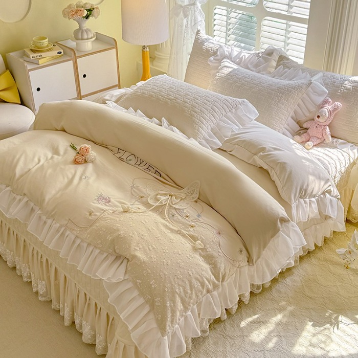 91家纺网 家纺一手货源 找家纺 苏米娜家纺2025春夏新品韩版甜美公主风全棉双层纱水洗棉床盖四件套刺绣针织棉双层纱纯棉棉麻全棉少女心夹棉床裙款夏被款床盖四件套 幻蝶-婴儿蓝 幻蝶—奶油白 