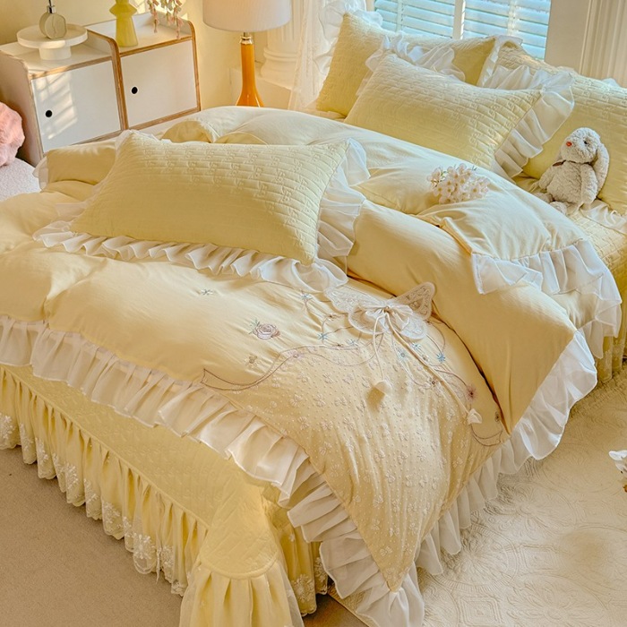 91家纺网 家纺一手货源 找家纺 苏米娜家纺2025春夏新品韩版甜美公主风全棉双层纱水洗棉床盖四件套刺绣针织棉双层纱纯棉棉麻全棉少女心夹棉床裙款夏被款床盖四件套 幻蝶-婴儿蓝 幻蝶-嫩黄