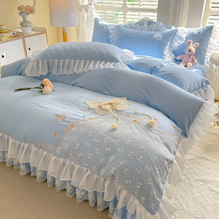 91家纺网 家纺一手货源 找家纺 苏米娜家纺2025春夏新品韩版甜美公主风全棉双层纱水洗棉床盖四件套刺绣针织棉双层纱纯棉棉麻全棉少女心夹棉床裙款夏被款床盖四件套 幻蝶-婴儿蓝 幻蝶-婴儿蓝 