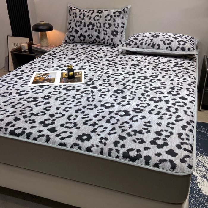 91家纺网 家纺一手货源 找家纺 蝶帕家纺 2025新品A类PE高分子乙纶复合三明治提花冰丝席 豹纹 床笠