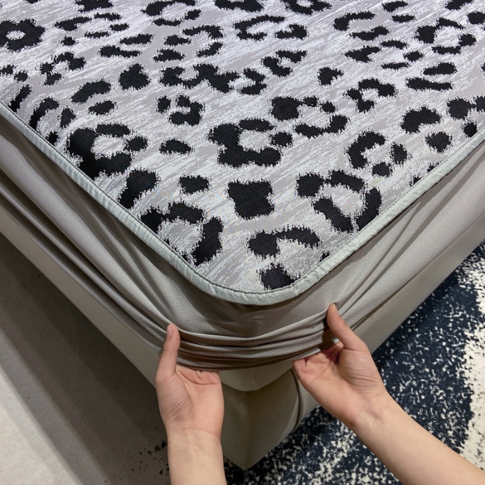 91家纺网 家纺一手货源 找家纺 蝶帕家纺 2025新品A类PE高分子乙纶复合三明治提花冰丝席 豹纹 床笠