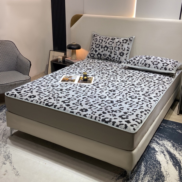 91家纺网 家纺一手货源 找家纺 蝶帕家纺 2025新品A类PE高分子乙纶复合三明治提花冰丝席 豹纹 床笠