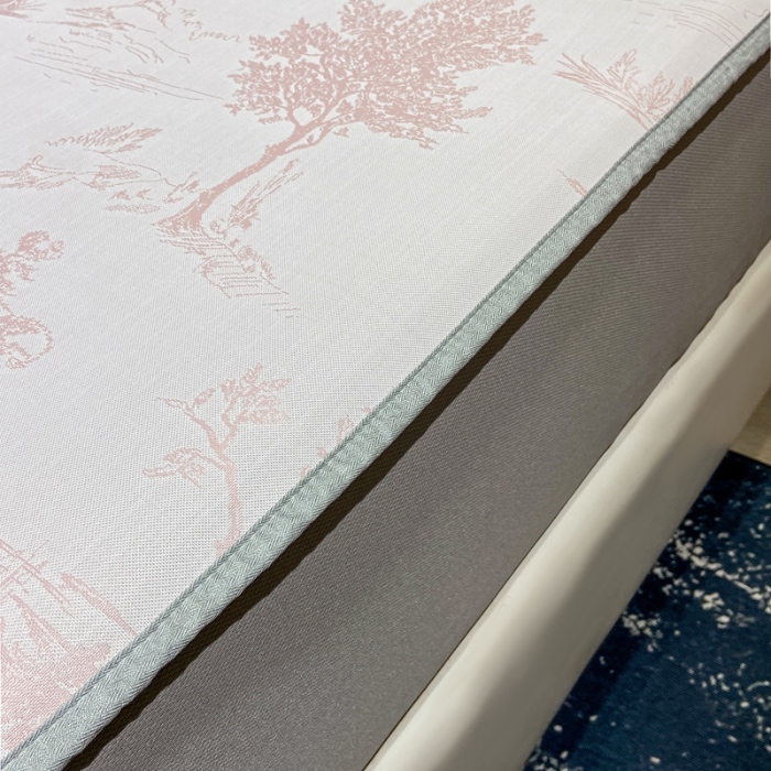 91家纺网 家纺一手货源 找家纺 蝶帕家纺 2025新品A类PE高分子乙纶复合三明治提花冰丝席 林间秘境-粉 床笠