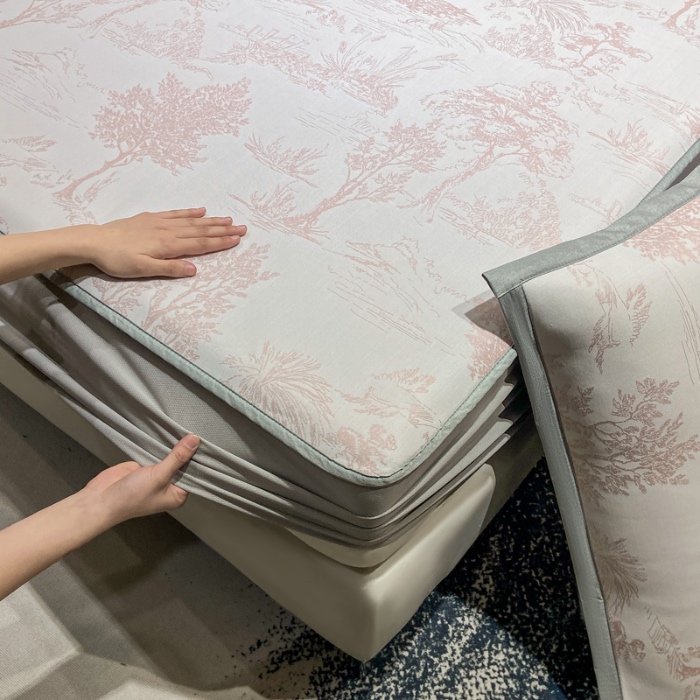 91家纺网 家纺一手货源 找家纺 蝶帕家纺 2025新品A类PE高分子乙纶复合三明治提花冰丝席 林间秘境-粉 床笠