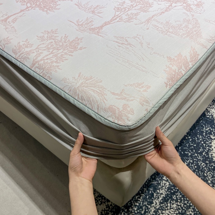 91家纺网 家纺一手货源 找家纺 蝶帕家纺 2025新品A类PE高分子乙纶复合三明治提花冰丝席 林间秘境-粉 床笠