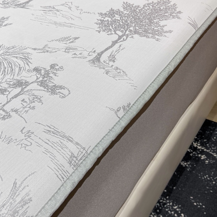 91家纺网 家纺一手货源 找家纺 蝶帕家纺 2025新品A类PE高分子乙纶复合三明治提花冰丝席 林间秘境-灰 床笠