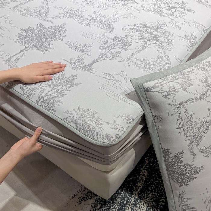 91家纺网 家纺一手货源 找家纺 蝶帕家纺 2025新品A类PE高分子乙纶复合三明治提花冰丝席 林间秘境-灰 床笠