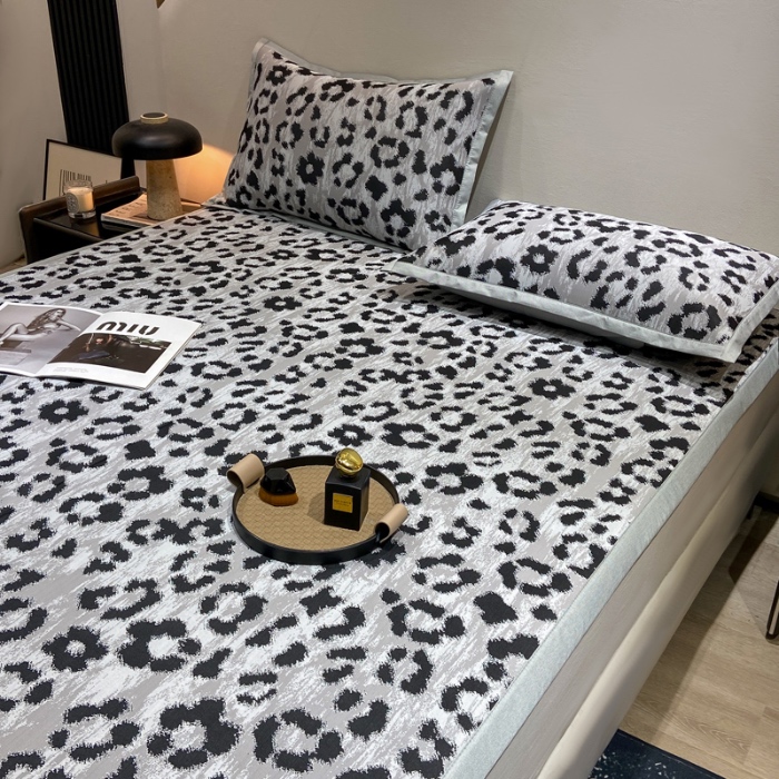 91家纺网 家纺一手货源 找家纺 蝶帕家纺 2025新品A类PE高分子乙纶复合三明治提花冰丝席 豹纹 床席