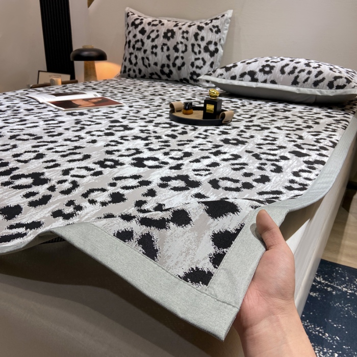 91家纺网 家纺一手货源 找家纺 蝶帕家纺 2025新品A类PE高分子乙纶复合三明治提花冰丝席 豹纹 床席