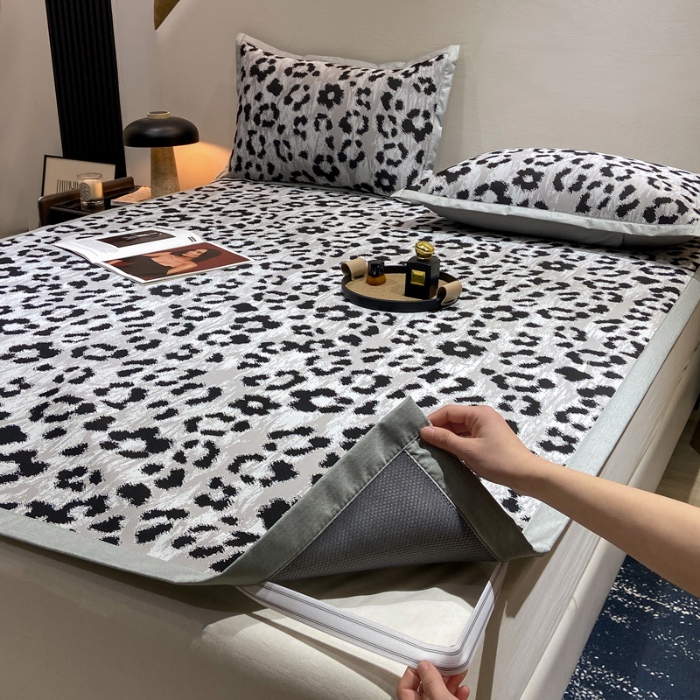 91家纺网 家纺一手货源 找家纺 蝶帕家纺 2025新品A类PE高分子乙纶复合三明治提花冰丝席 豹纹 床席