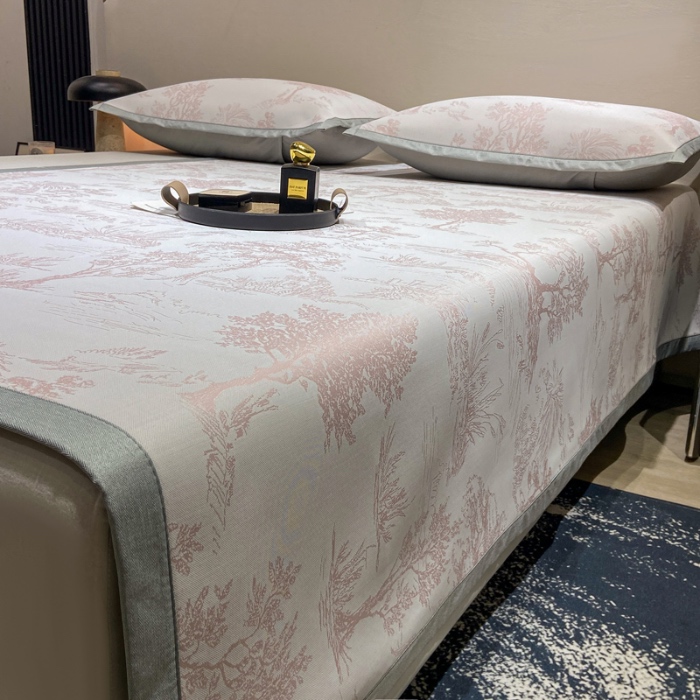 91家纺网 家纺一手货源 找家纺 蝶帕家纺 2025新品A类PE高分子乙纶复合三明治提花冰丝席 林间秘境-粉 床席