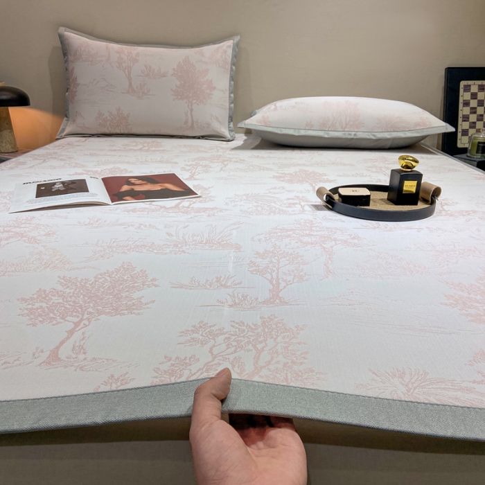 91家纺网 家纺一手货源 找家纺 蝶帕家纺 2025新品A类PE高分子乙纶复合三明治提花冰丝席 林间秘境-粉 床席