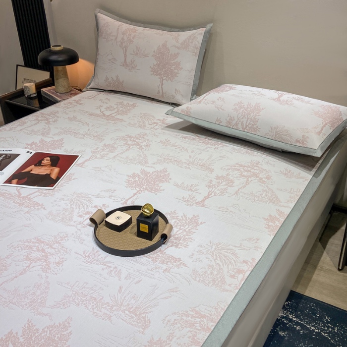 91家纺网 家纺一手货源 找家纺 蝶帕家纺 2025新品A类PE高分子乙纶复合三明治提花冰丝席 林间秘境-粉 床席