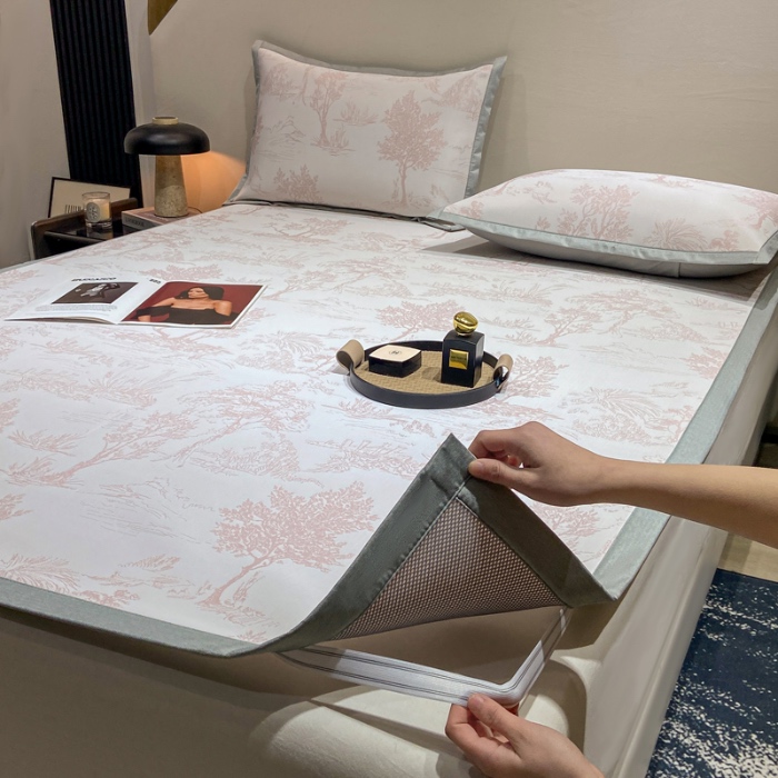 91家纺网 家纺一手货源 找家纺 蝶帕家纺 2025新品A类PE高分子乙纶复合三明治提花冰丝席 林间秘境-粉 床席