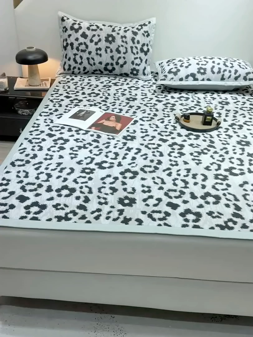 91家纺网 家纺一手货源 找家纺 蝶帕家纺 2025新品A类PE高分子乙纶复合三明治提花冰丝席 豹纹 床席