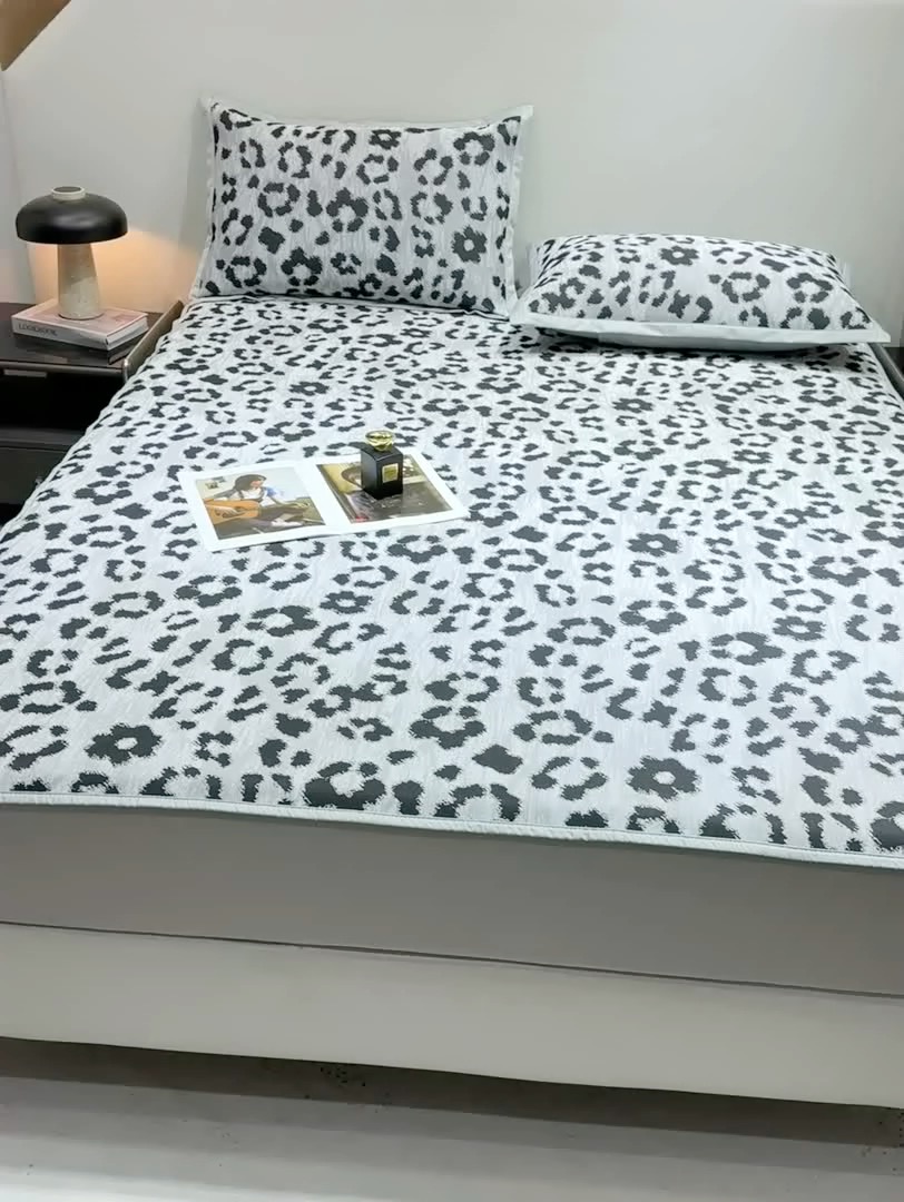 91家纺网 家纺一手货源 找家纺 蝶帕家纺 2025新品A类PE高分子乙纶复合三明治提花冰丝席 豹纹 床笠