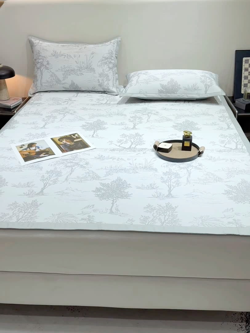 91家纺网 家纺一手货源 找家纺 蝶帕家纺 2025新品A类PE高分子乙纶复合三明治提花冰丝席 林间秘境-灰 床笠