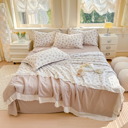 91家纺网 家纺一手货源 找家纺 （总）【苏东来】2025小清新韩版印花蕾丝花边皱皱棉工艺款拼接单夏被四件套韩式赫本碎花荷叶边夏凉被子空调被双人春秋被可水洗