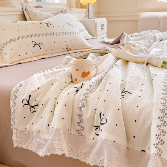 91家纺网 家纺一手货源 找家纺 【苏东来】2025小清新韩版印花蕾丝花边皱皱棉工艺款拼接单夏被四件套韩式赫本碎花荷叶边夏凉被子空调被双人春秋被可水洗 蝴蝶结