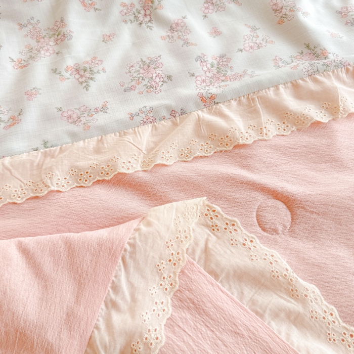 91家纺网 家纺一手货源 找家纺 【苏东来】2025小清新韩版印花蕾丝花边皱皱棉工艺款拼接单夏被四件套韩式赫本碎花荷叶边夏凉被子空调被双人春秋被可水洗 冰莓粉 