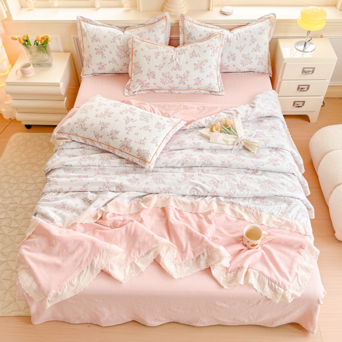 91家纺网 家纺一手货源 找家纺 【苏东来】2025小清新韩版印花蕾丝花边皱皱棉工艺款拼接单夏被四件套韩式赫本碎花荷叶边夏凉被子空调被双人春秋被可水洗 冰莓粉 