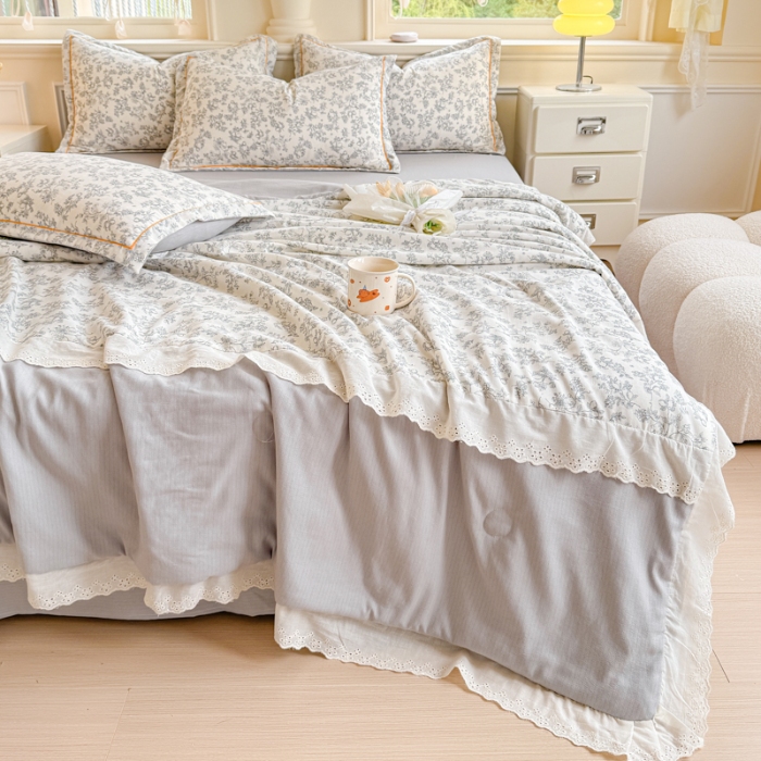 91家纺网 家纺一手货源 找家纺 【苏东来】2025小清新韩版印花蕾丝花边皱皱棉工艺款拼接单夏被四件套韩式赫本碎花荷叶边夏凉被子空调被双人春秋被可水洗 花间渡