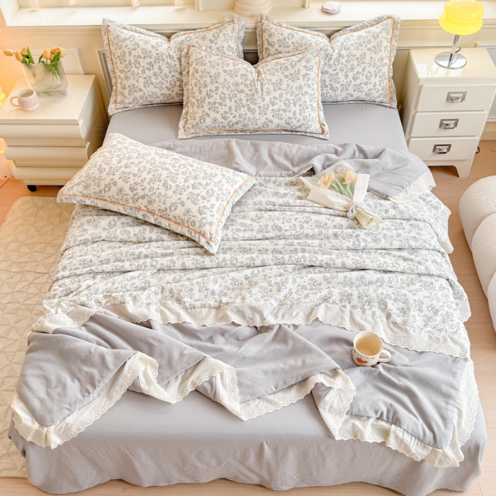 91家纺网 家纺一手货源 找家纺 【苏东来】2025小清新韩版印花蕾丝花边皱皱棉工艺款拼接单夏被四件套韩式赫本碎花荷叶边夏凉被子空调被双人春秋被可水洗 花间渡