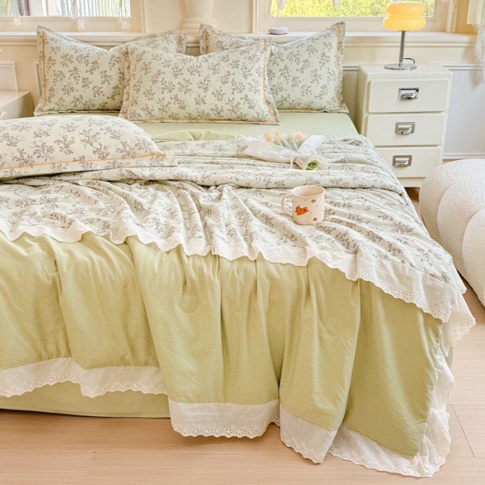 91家纺网 家纺一手货源 找家纺 【苏东来】2025小清新韩版印花蕾丝花边皱皱棉工艺款拼接单夏被四件套韩式赫本碎花荷叶边夏凉被子空调被双人春秋被可水洗 清茶