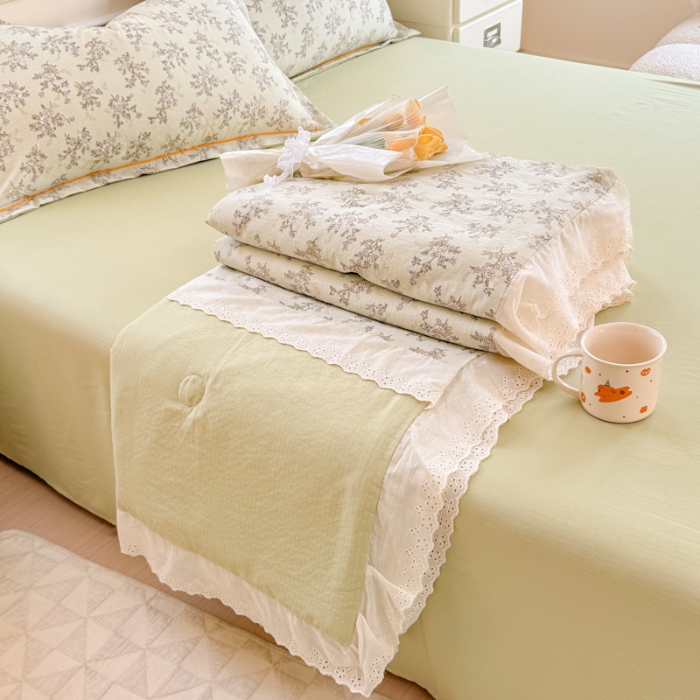 91家纺网 家纺一手货源 找家纺 【苏东来】2025小清新韩版印花蕾丝花边皱皱棉工艺款拼接单夏被四件套韩式赫本碎花荷叶边夏凉被子空调被双人春秋被可水洗 清茶
