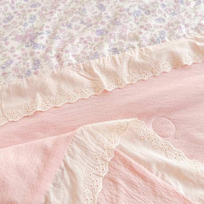 91家纺网 家纺一手货源 找家纺 【苏东来】2025小清新韩版印花蕾丝花边皱皱棉工艺款拼接单夏被四件套韩式赫本碎花荷叶边夏凉被子空调被双人春秋被可水洗 粉黛