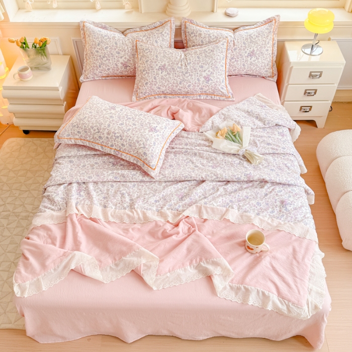 91家纺网 家纺一手货源 找家纺 【苏东来】2025小清新韩版印花蕾丝花边皱皱棉工艺款拼接单夏被四件套韩式赫本碎花荷叶边夏凉被子空调被双人春秋被可水洗 粉黛