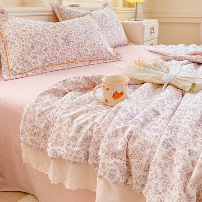 91家纺网 家纺一手货源 找家纺 【苏东来】2025小清新韩版印花蕾丝花边皱皱棉工艺款拼接单夏被四件套韩式赫本碎花荷叶边夏凉被子空调被双人春秋被可水洗 粉黛