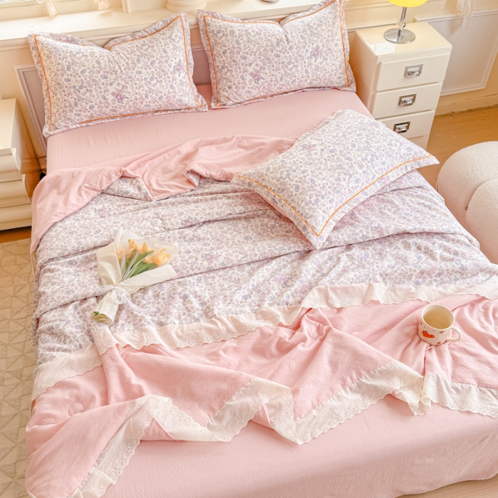 91家纺网 家纺一手货源 找家纺 【苏东来】2025小清新韩版印花蕾丝花边皱皱棉工艺款拼接单夏被四件套韩式赫本碎花荷叶边夏凉被子空调被双人春秋被可水洗 粉黛