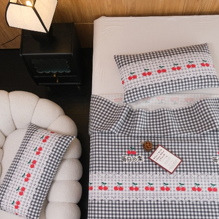 91家纺网 家纺一手货源 找家纺 慕绸家纺（原萌宝老粗布厂家） 2025新款老粗布老帆布空调软凉席原棉粗纱系列床单三件套 樱桃格