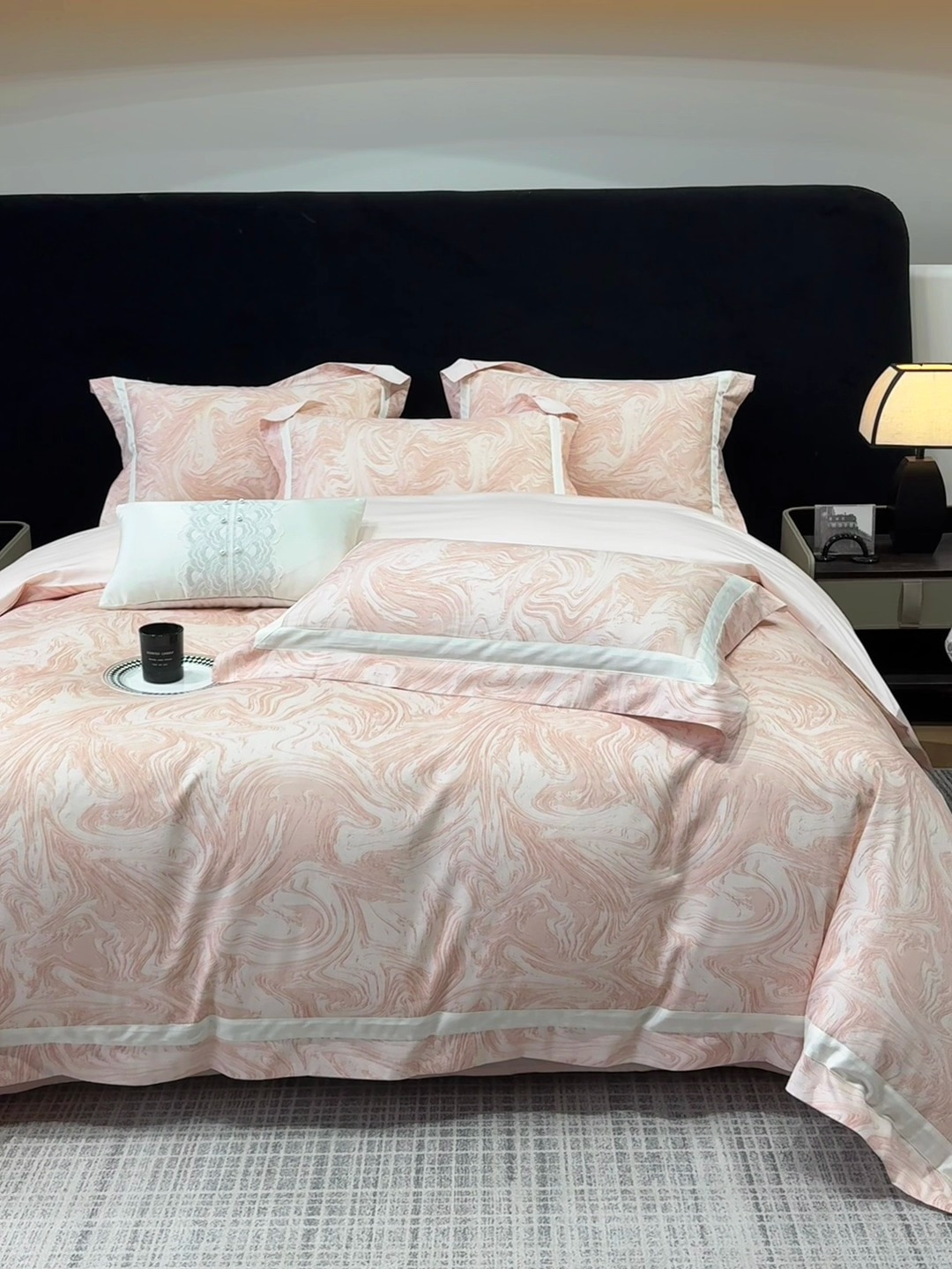 91家纺网 家纺一手货源 找家纺 春夏新品50*50S贡缎长绒棉活性数码印花四件套纯棉床单床笠高档礼盒装 樱花粉-铂金时代-贡缎长绒