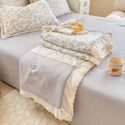 91家纺网 家纺一手货源 找家纺 （总）【苏东来】2025小清新韩版印花蕾丝花边皱皱棉工艺款拼接单夏被四件套韩式赫本碎花荷叶边夏凉被子空调被双人春秋被可水洗
