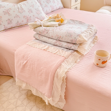 91家纺网 家纺一手货源 找家纺 （总）【苏东来】2025小清新韩版印花蕾丝花边皱皱棉工艺款拼接单夏被四件套韩式赫本碎花荷叶边夏凉被子空调被双人春秋被可水洗