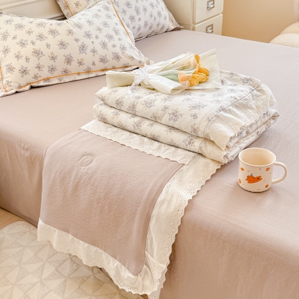 91家纺网 家纺一手货源 找家纺 （总）【苏东来】2025小清新韩版印花蕾丝花边皱皱棉工艺款拼接单夏被四件套韩式赫本碎花荷叶边夏凉被子空调被双人春秋被可水洗