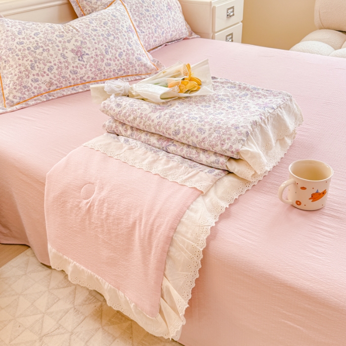91家纺网 家纺一手货源 找家纺 （总）【苏东来】2025小清新韩版印花蕾丝花边皱皱棉工艺款拼接单夏被四件套韩式赫本碎花荷叶边夏凉被子空调被双人春秋被可水洗
