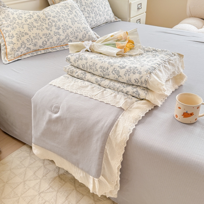 91家纺网 家纺一手货源 找家纺 （总）【苏东来】2025小清新韩版印花蕾丝花边皱皱棉工艺款拼接单夏被四件套韩式赫本碎花荷叶边夏凉被子空调被双人春秋被可水洗