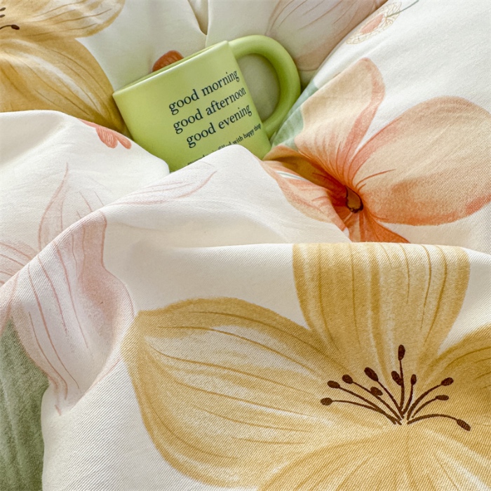 91家纺网 家纺一手货源 找家纺 忘忧草 2025新款全棉夹棉印花床裙四件套纯棉 云裳花谷