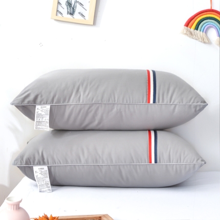 91家纺网 家纺一手货源 找家纺 兴丝露枕芯 英伦风全棉彩条羽丝枕 羽丝绒枕芯 枕头 枕芯 全棉酒店枕 单人枕 全棉枕芯